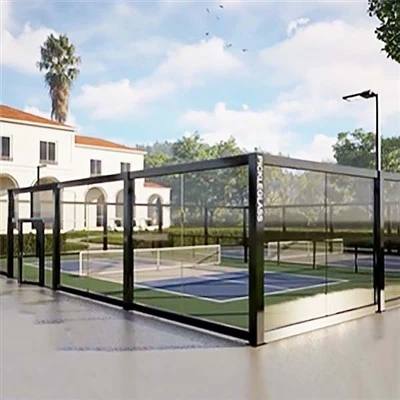 Pickleball korti muhofazasi oynasi